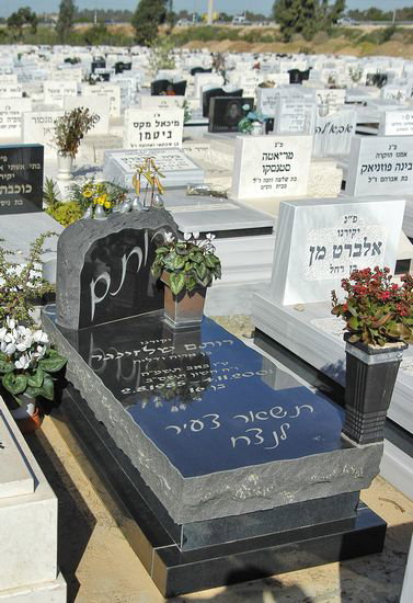 מצבות יחיד מכל סוגי החומרים לבניין מצבות איכותיות תמונה מס' 18 - דוגמת מצבה מבית מצבות פתח תקווה