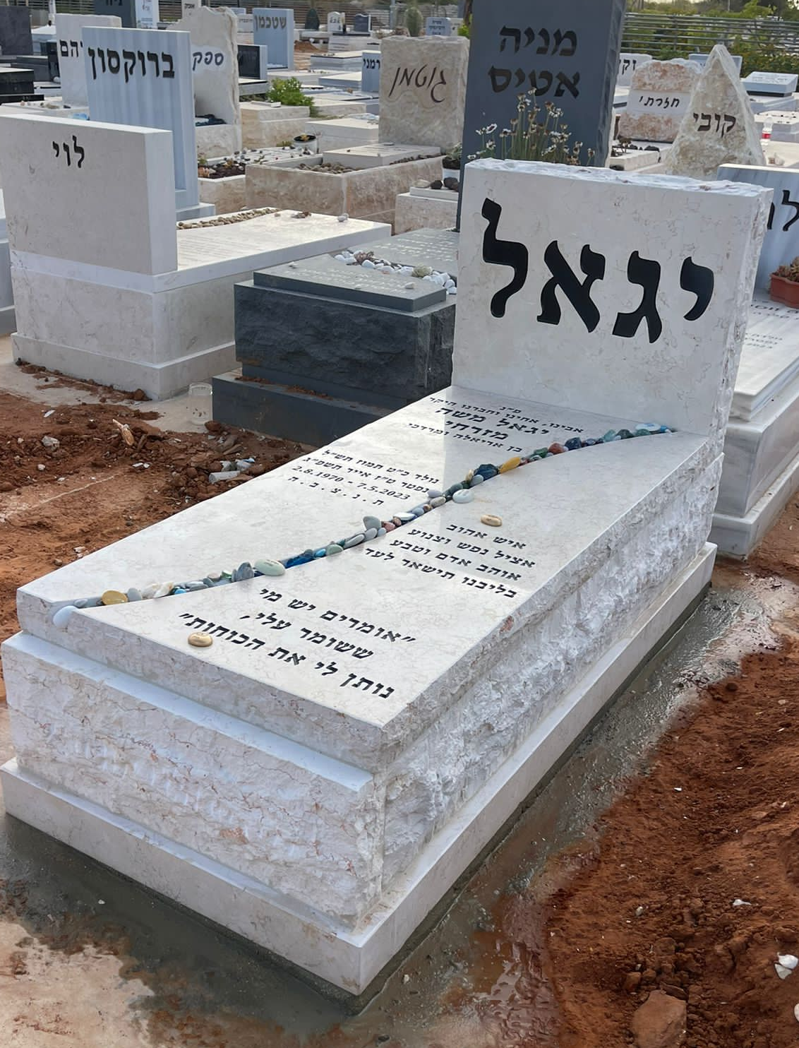 מצבות משפחתיות מכל סוגי החומרים לבניין מצבות איכותיות תמונה מס' 7 - דוגמת מצבה מבית מצבות פתח תקווה