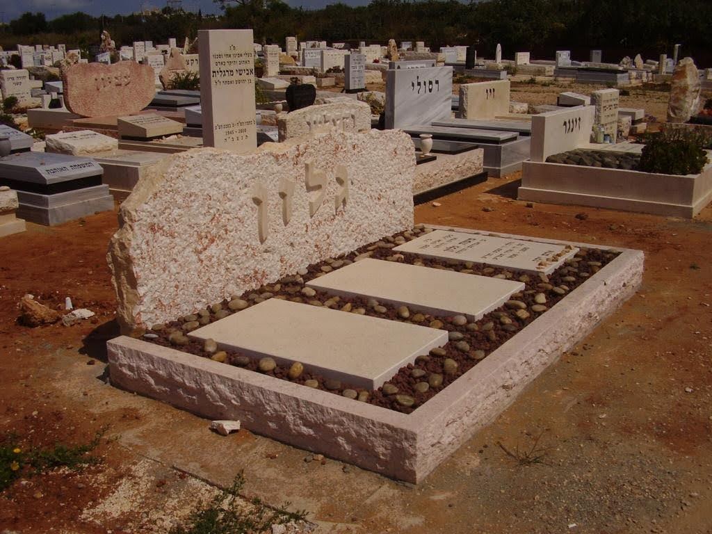 מצבות כפולות (לשלושה נפטרים) מכל סוגי החומרים לבניין מצבות איכותיות  תמונה מס' 44 - דוגמת מצבה מבית מצבות פתח תקווה
