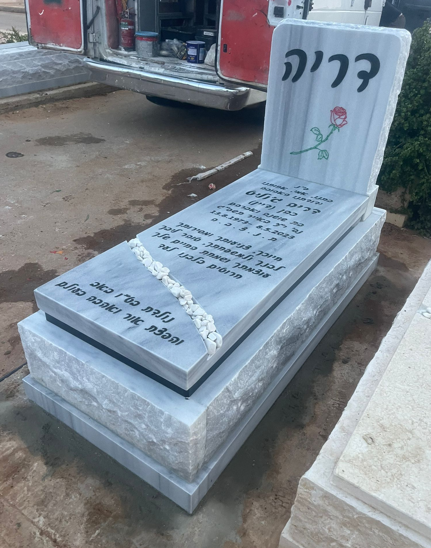 מצבות שיש בפתח תקווה והסברים על שיש למצבות בפתח תקווה ומחירי מצבות שיש טורקי בפתח תקווה