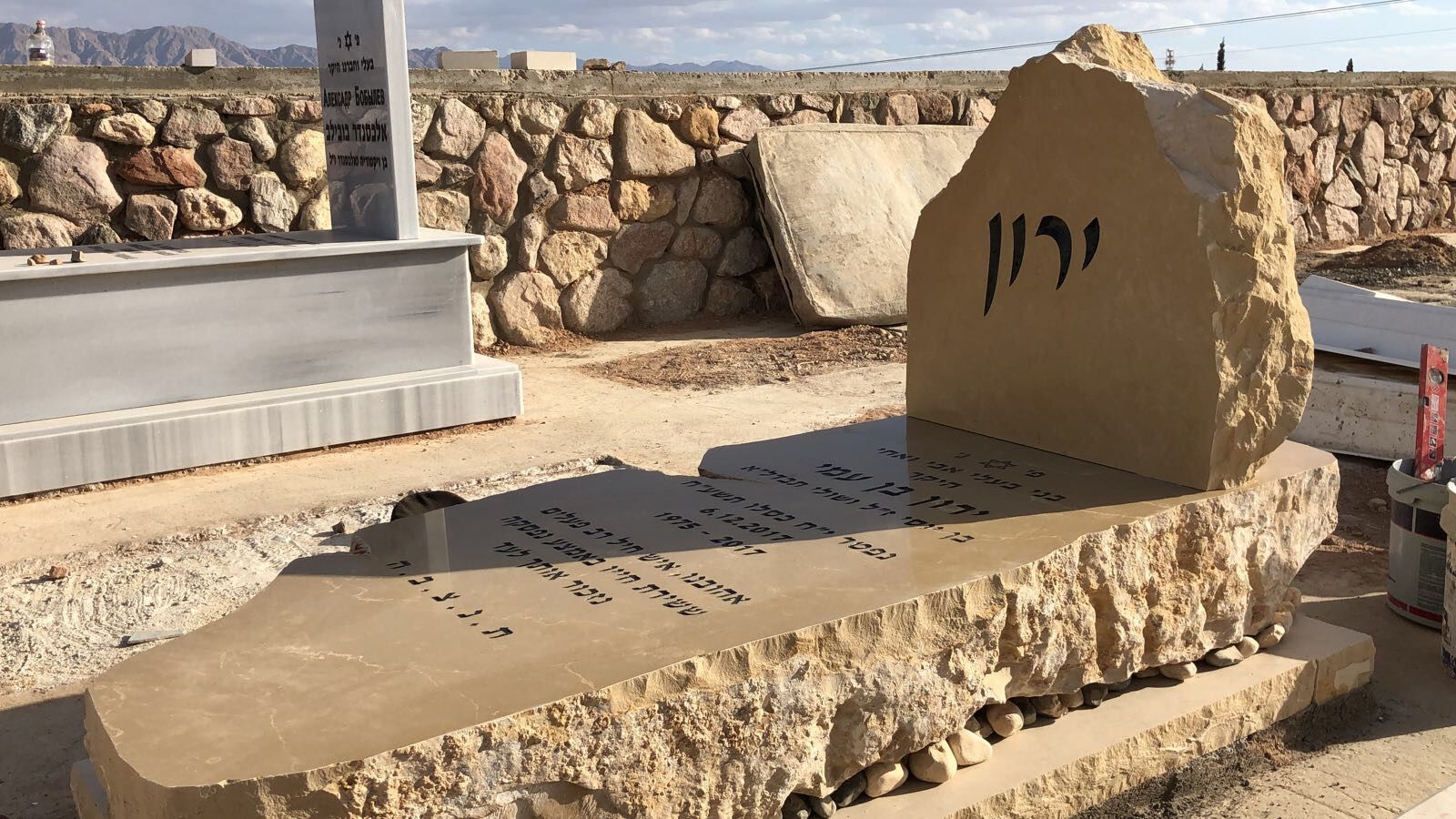 מצבות מאבנים שונות בפתח תקווה והסברים על אבנים למצבות בפתח תקווה ומחירי מצבות אבן מכל הסוגים בפתח תקווה
